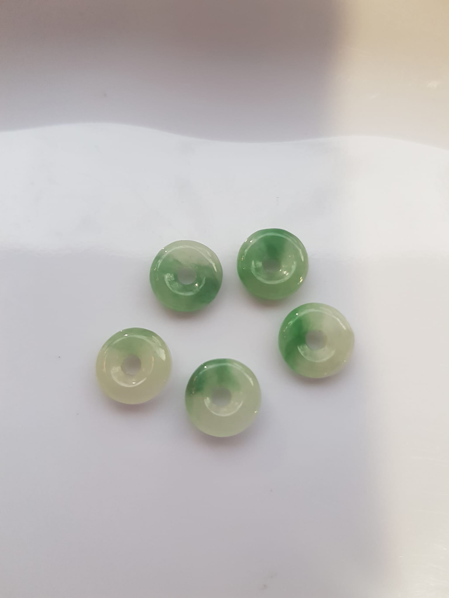Bộ Trang sức Charm Vòng Tay gồm 5 đồng tiền may mắn tài lộc Chất liệu đá cẩm thạch xanh Ngọc trắng tự nhiên bóng đẹp Size hạt đk 9mm x đk cao 3mm x lỗ giữa đồng tiền 2mm nữ phối vòng tay và làm mặt dây chuyền đeo đẹp ạ