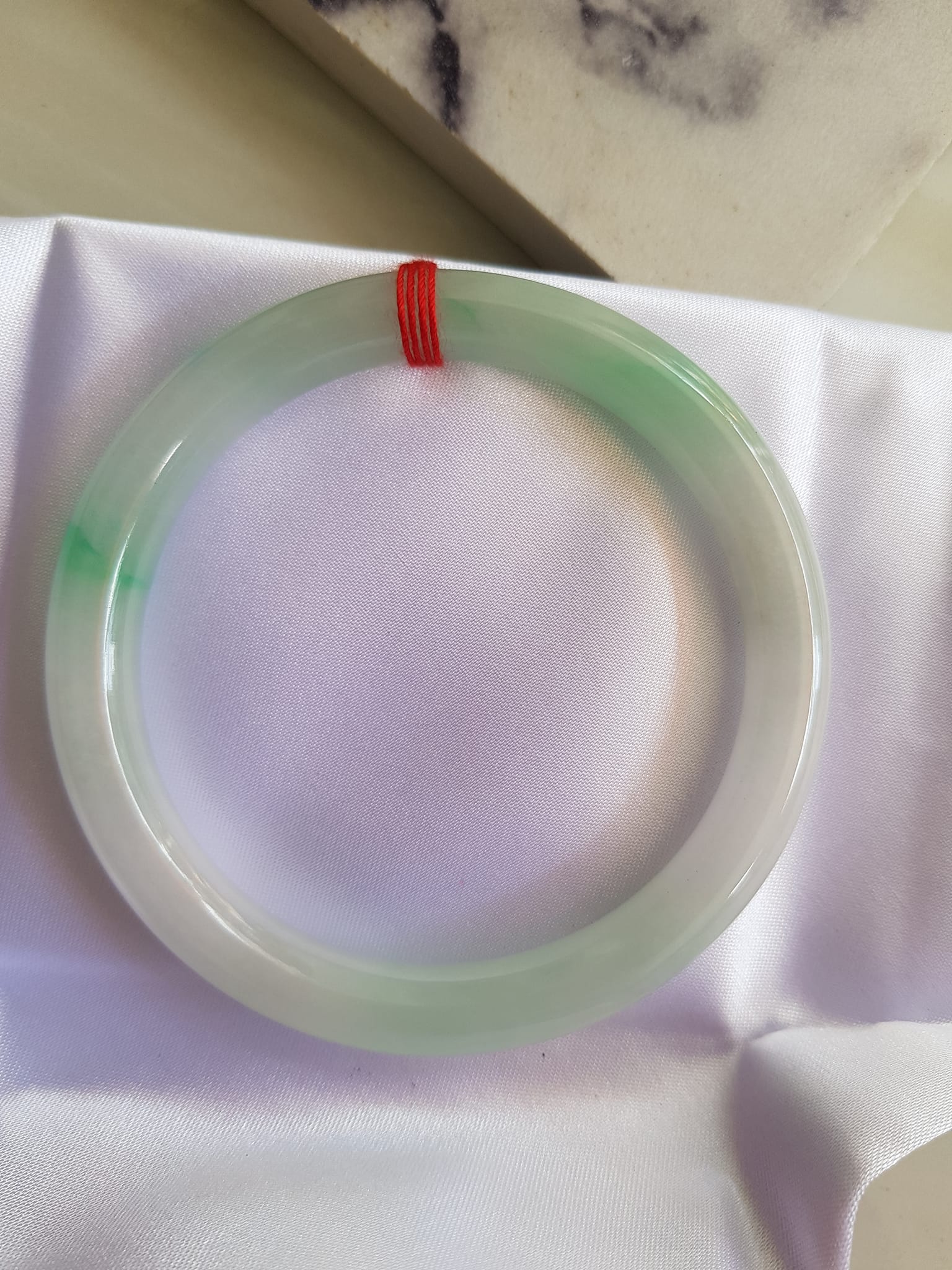 Vòng ĐÁ CẨM THẠCH TỰ NHIÊN TR Lý SAO 58 Size vòng 58mm x Dầy 8mm màu Trắng Bóng xanh lý nhẹ Đẹp sang Nữ mệnh Kim mệnh Thủy 56kg - 68kg đeo ạ