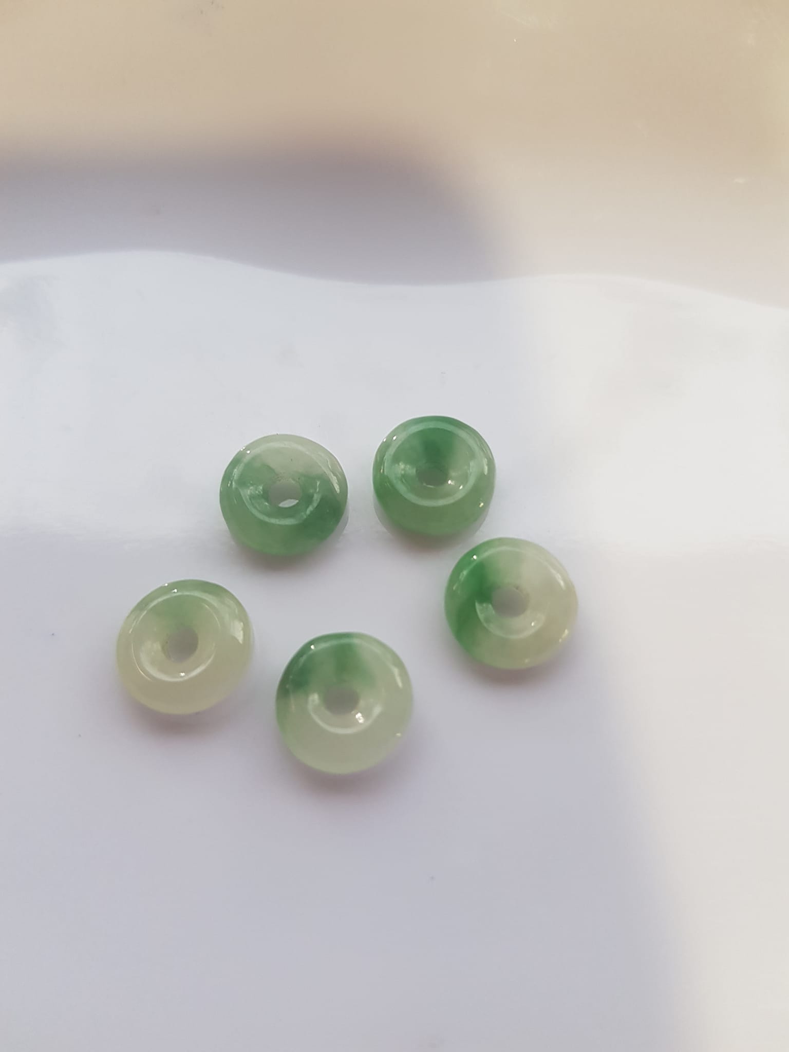 Bộ Trang sức Charm Vòng Tay gồm 5 đồng tiền may mắn tài lộc Chất liệu đá cẩm thạch xanh Ngọc trắng tự nhiên bóng đẹp Size hạt đk 9mm x đk cao 3mm x lỗ giữa đồng tiền 2mm nữ phối vòng tay và làm mặt dây chuyền đeo đẹp ạ