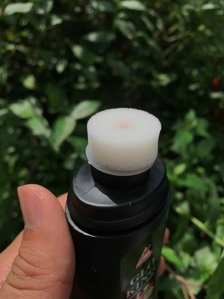 1 chai xi đánh giày Gloking, dạng lỏng dễ dàng ngấm sâu làm mềm và làm bóng da.