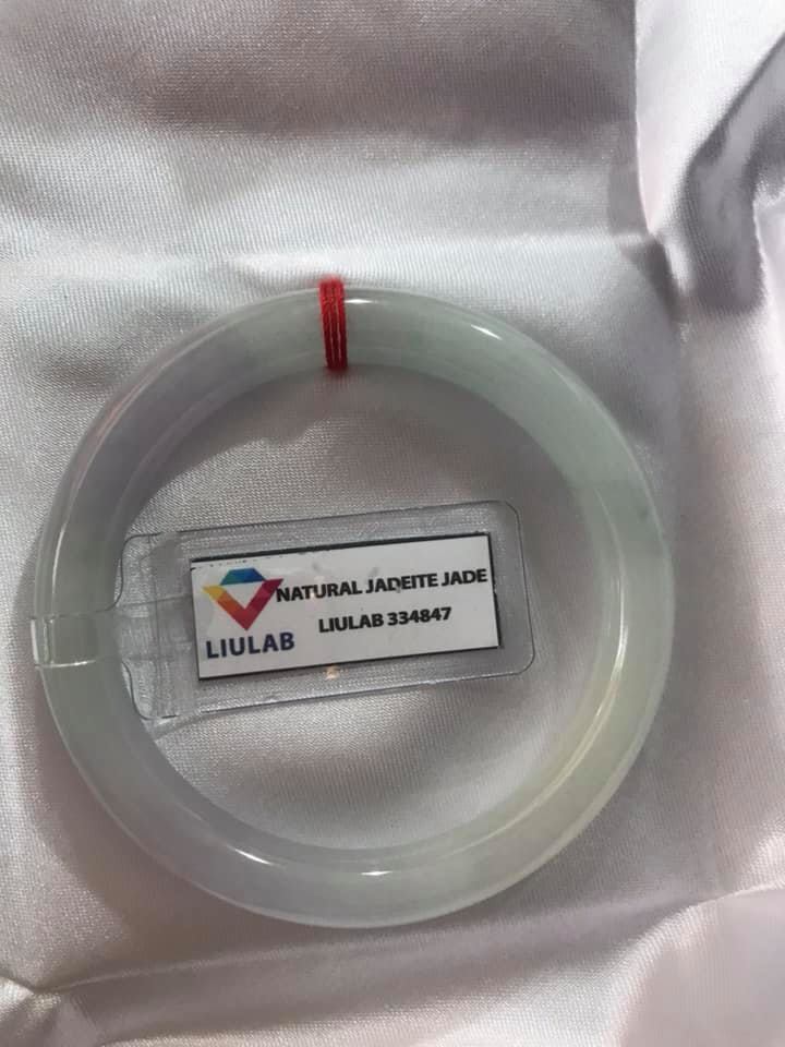 VÒNG CẨM THẠCH TỰ NHIÊN TRẮNG TÍM SỊN 50mm x Dầy 8mm KÈM GIẤY KIỂM ĐỊNH LIULAB 334847 MÀU TRẮNG LAM TÍM NHẸ 1 BÊN ĐIỂM XANH NHẸ ĐẸP LẮM NỮ 50Kg - 55kg ĐEO ĐẸP Ạ