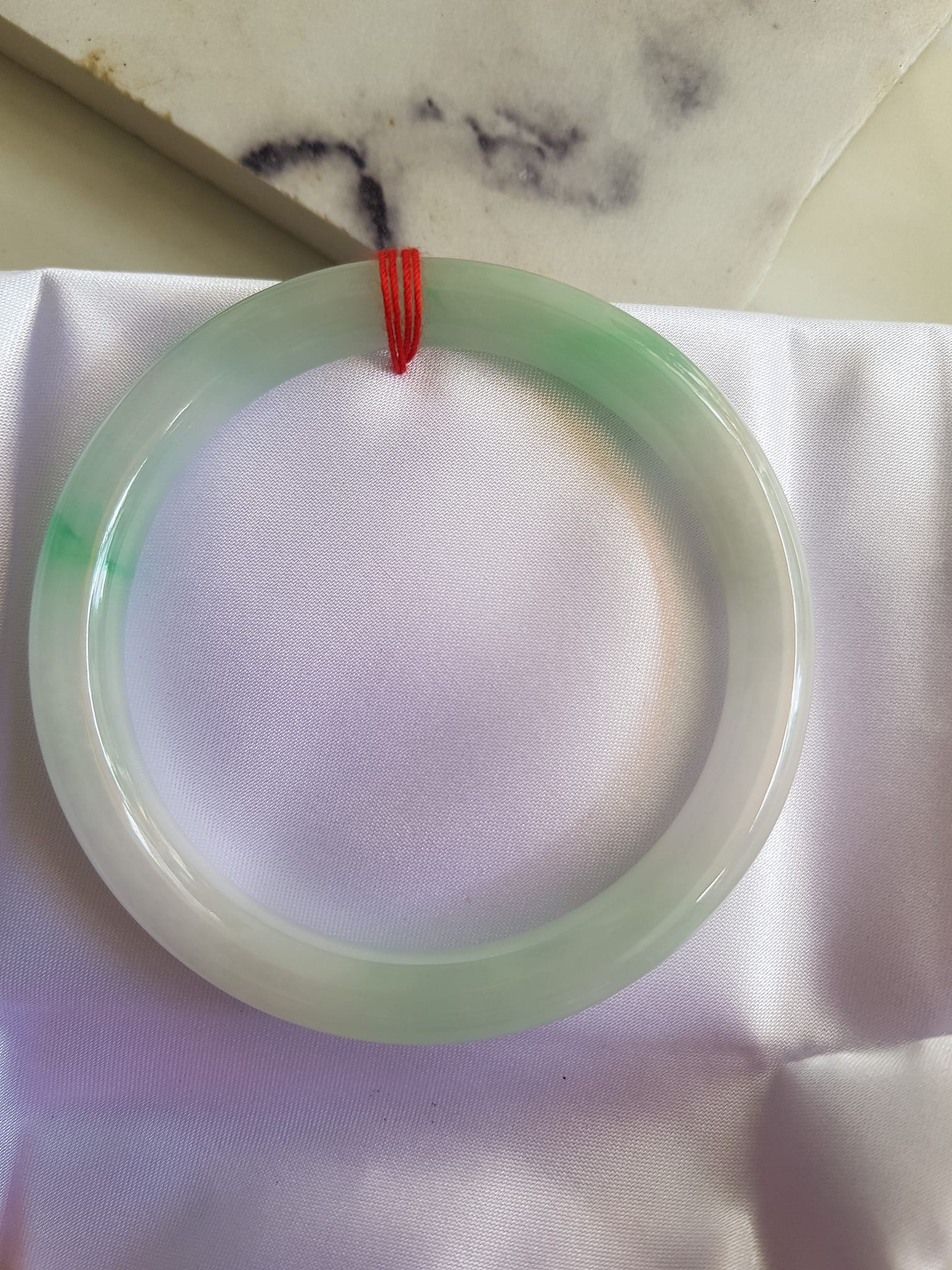 Vòng ĐÁ CẨM THẠCH TỰ NHIÊN TR Lý SAO 58 Size vòng 58mm x Dầy 8mm màu Trắng Bóng xanh lý nhẹ Đẹp sang Nữ mệnh Kim mệnh Thủy 56kg - 68kg đeo ạ