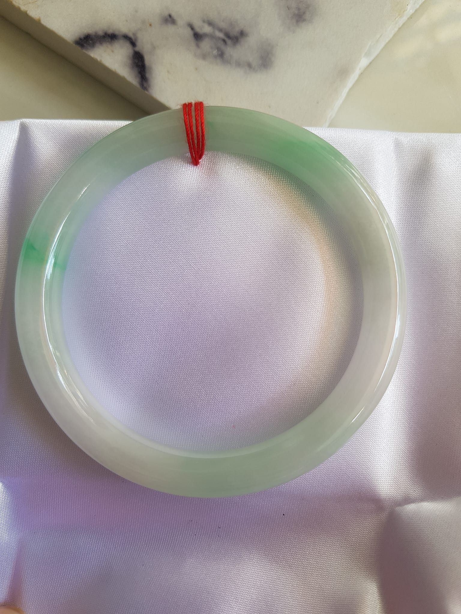 Vòng ĐÁ CẨM THẠCH TỰ NHIÊN TR Lý SAO 58 Size vòng 58mm x Dầy 8mm màu Trắng Bóng xanh lý nhẹ Đẹp sang Nữ mệnh Kim mệnh Thủy 56kg - 68kg đeo ạ