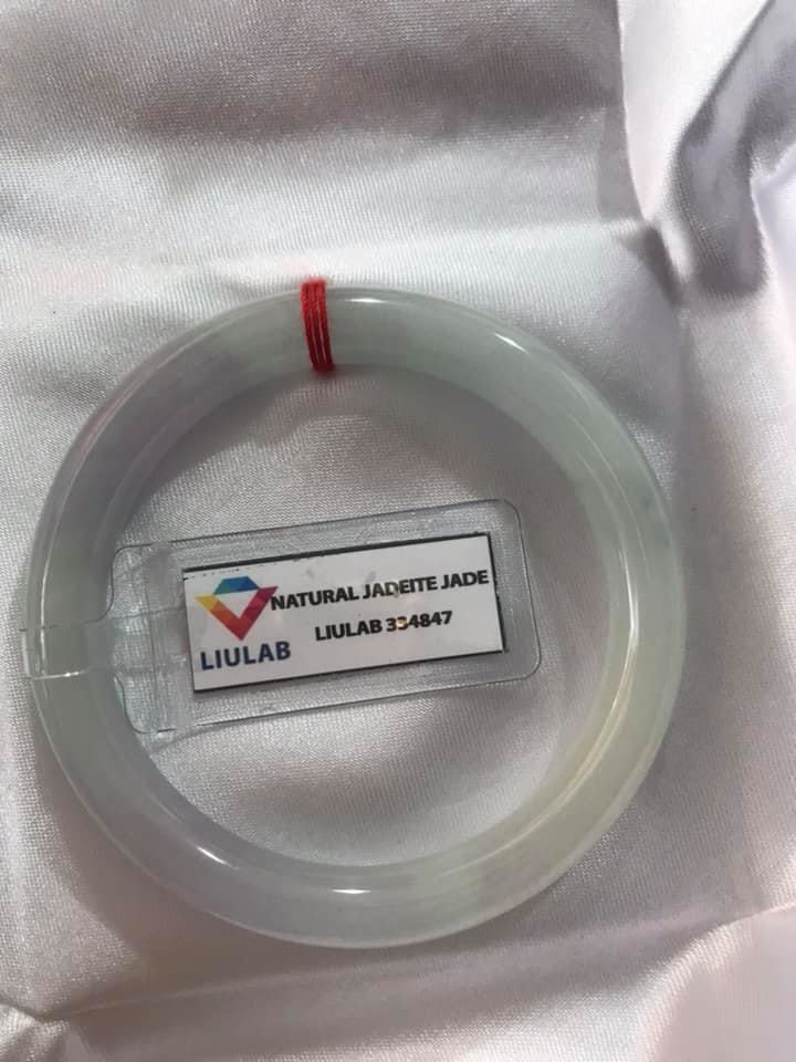 VÒNG CẨM THẠCH TỰ NHIÊN TRẮNG TÍM SỊN 50mm x Dầy 8mm KÈM GIẤY KIỂM ĐỊNH LIULAB 334847 MÀU TRẮNG LAM TÍM NHẸ 1 BÊN ĐIỂM XANH NHẸ ĐẸP LẮM NỮ 50Kg - 55kg ĐEO ĐẸP Ạ