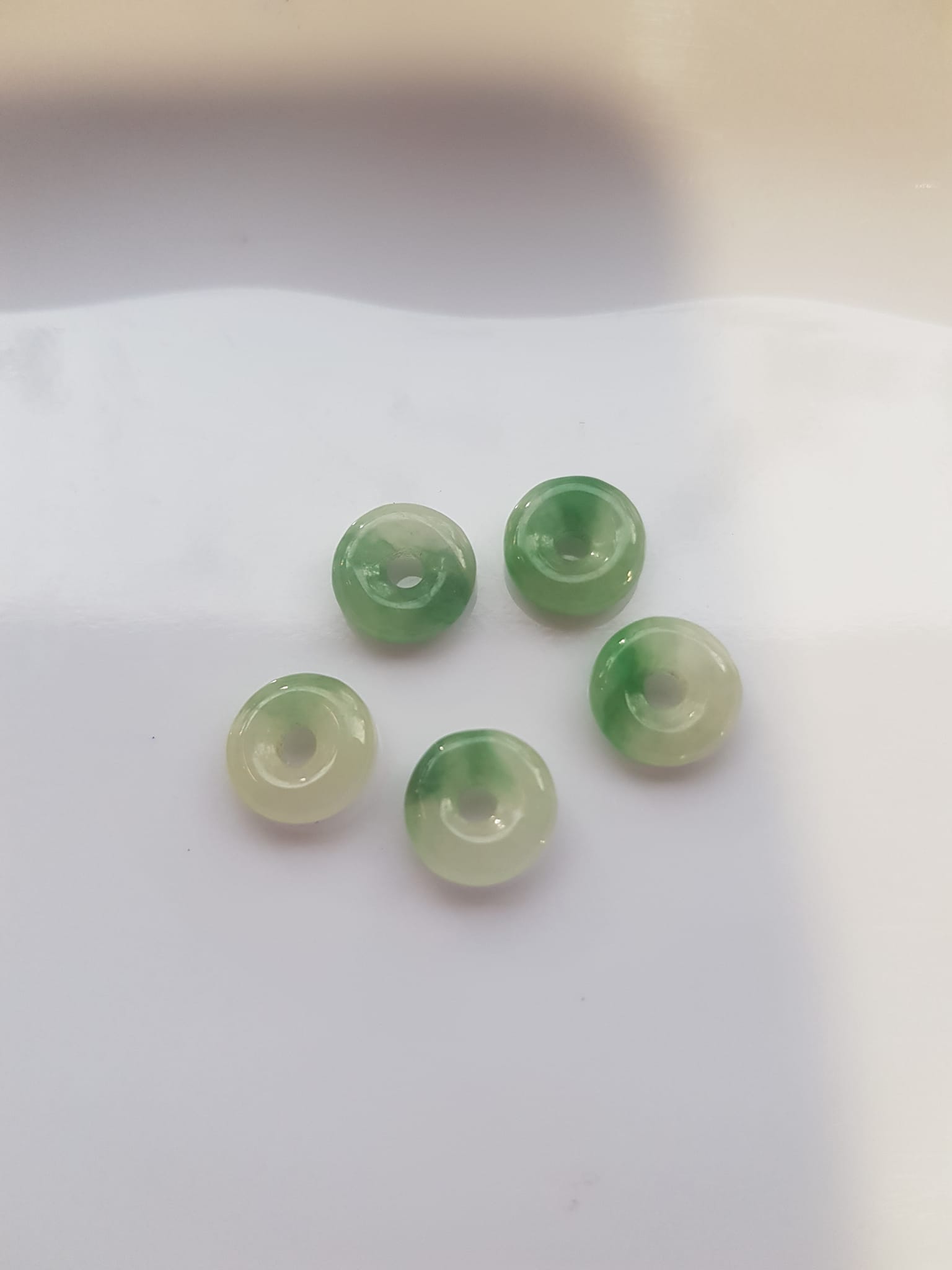 Bộ Trang sức Charm Vòng Tay gồm 5 đồng tiền may mắn tài lộc Chất liệu đá cẩm thạch xanh Ngọc trắng tự nhiên bóng đẹp Size hạt đk 9mm x đk cao 3mm x lỗ giữa đồng tiền 2mm nữ phối vòng tay và làm mặt dây chuyền đeo đẹp ạ