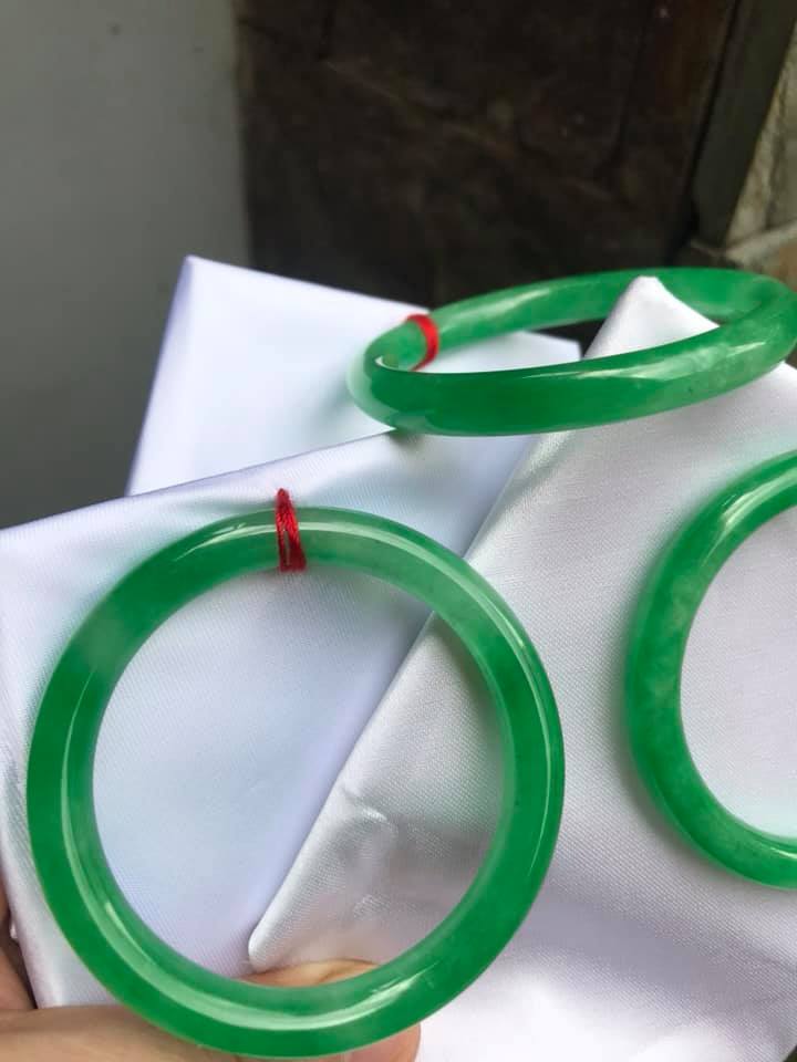 Vòng Tay Đá Cẩm Thạch LÝ KẾT MỚI 48MM MÀU XANH LÁ TƯƠI BÓNG NỮ 35KG-50KG MẠNG MỘC HỎA