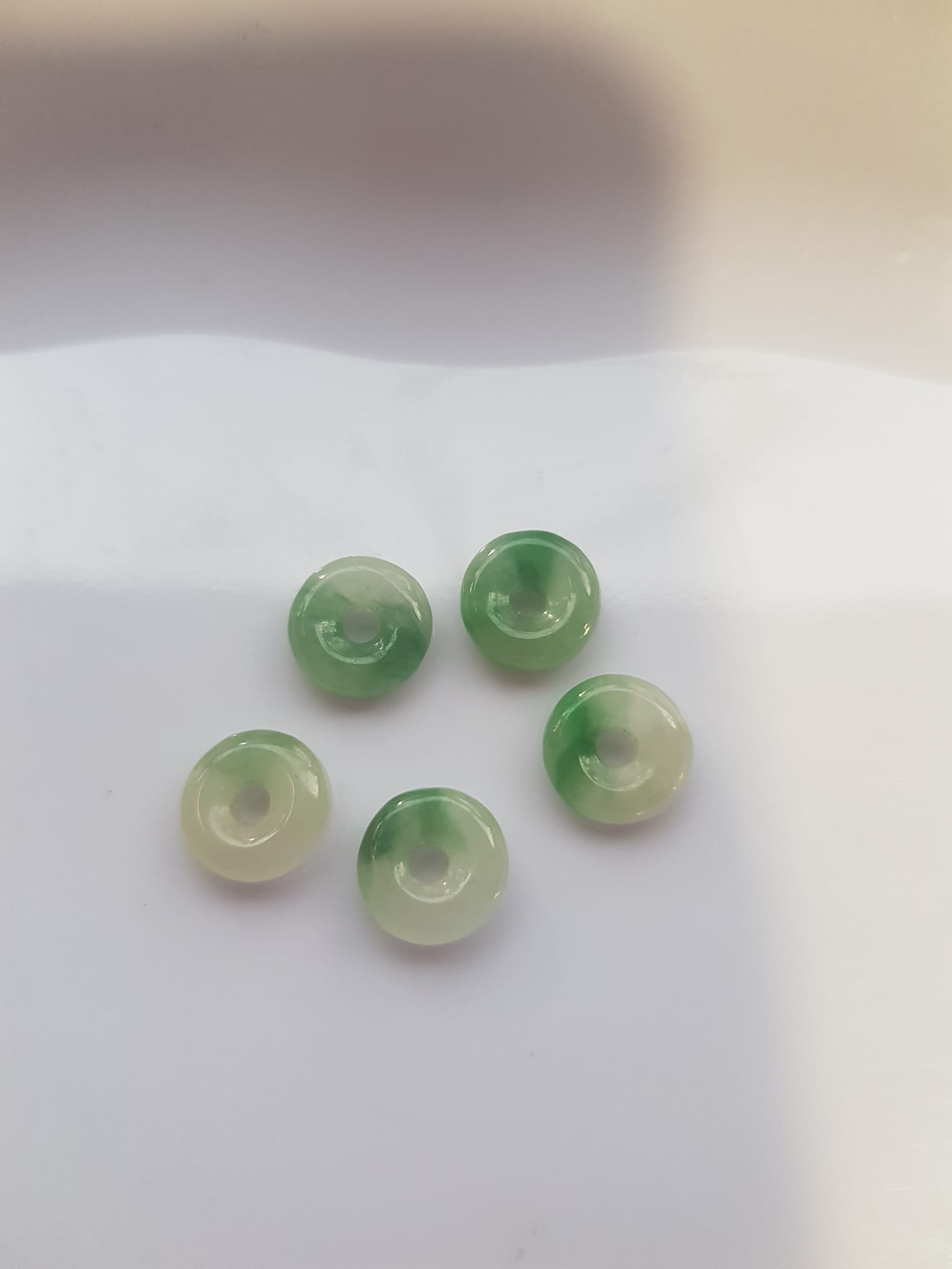 Bộ Trang sức Charm Vòng Tay gồm 5 đồng tiền may mắn tài lộc Chất liệu đá cẩm thạch xanh Ngọc trắng tự nhiên bóng đẹp Size hạt đk 9mm x đk cao 3mm x lỗ giữa đồng tiền 2mm nữ phối vòng tay và làm mặt dây chuyền đeo đẹp ạ