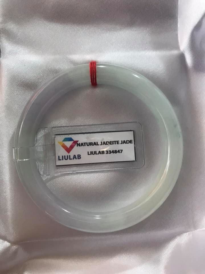 VÒNG CẨM THẠCH TỰ NHIÊN TRẮNG TÍM SỊN 50mm x Dầy 8mm KÈM GIẤY KIỂM ĐỊNH LIULAB 334847 MÀU TRẮNG LAM TÍM NHẸ 1 BÊN ĐIỂM XANH NHẸ ĐẸP LẮM NỮ 50Kg - 55kg ĐEO ĐẸP Ạ