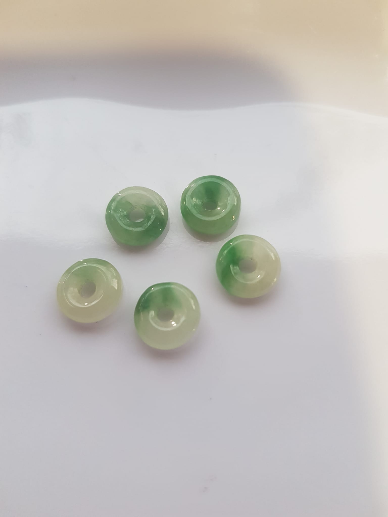 Bộ Trang sức Charm Vòng Tay gồm 5 đồng tiền may mắn tài lộc Chất liệu đá cẩm thạch xanh Ngọc trắng tự nhiên bóng đẹp Size hạt đk 9mm x đk cao 3mm x lỗ giữa đồng tiền 2mm nữ phối vòng tay và làm mặt dây chuyền đeo đẹp ạ