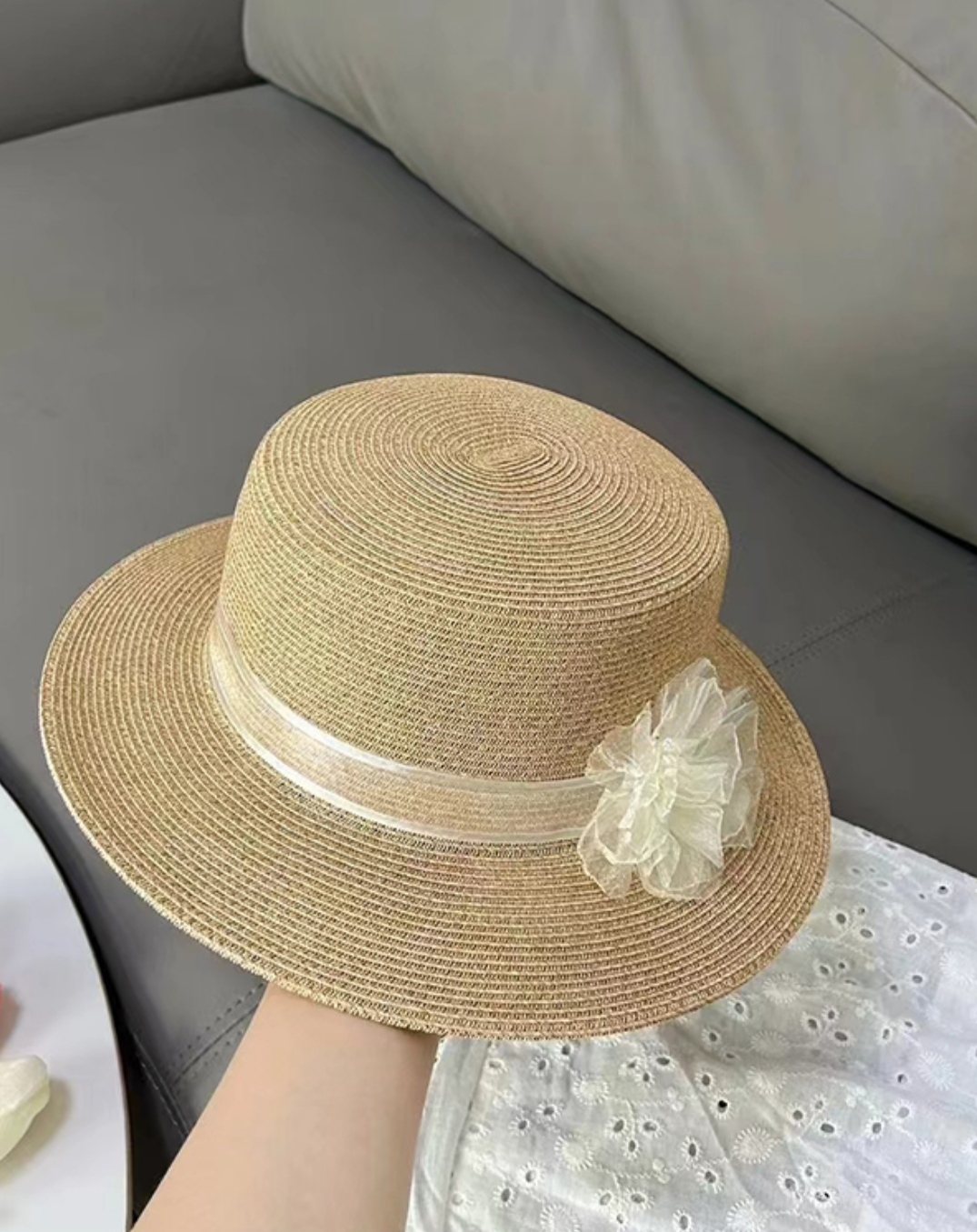 Nón đi biển mũ rộng vành phớt cao bồi cho nữ đai trắng gắn hoa xinh chất liệu cói chống nắng thoáng mát thời trang Hàn Quốc dona240707