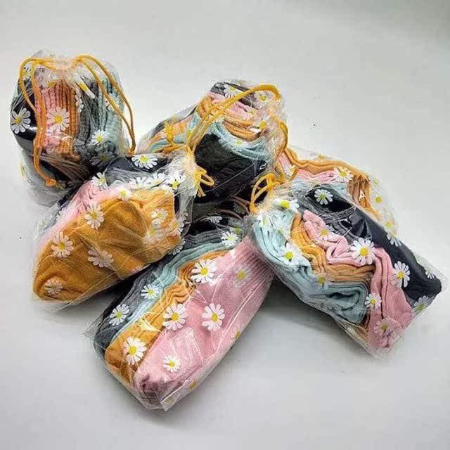 Combo 10 đôi tất hoa cúc , gấu nữ ,cổ ngắn nhiều màu dễ thương vải cotton , khử mùi , kháng khuẩn kèm túi dây rút xinh xắn cute cho phái nữ