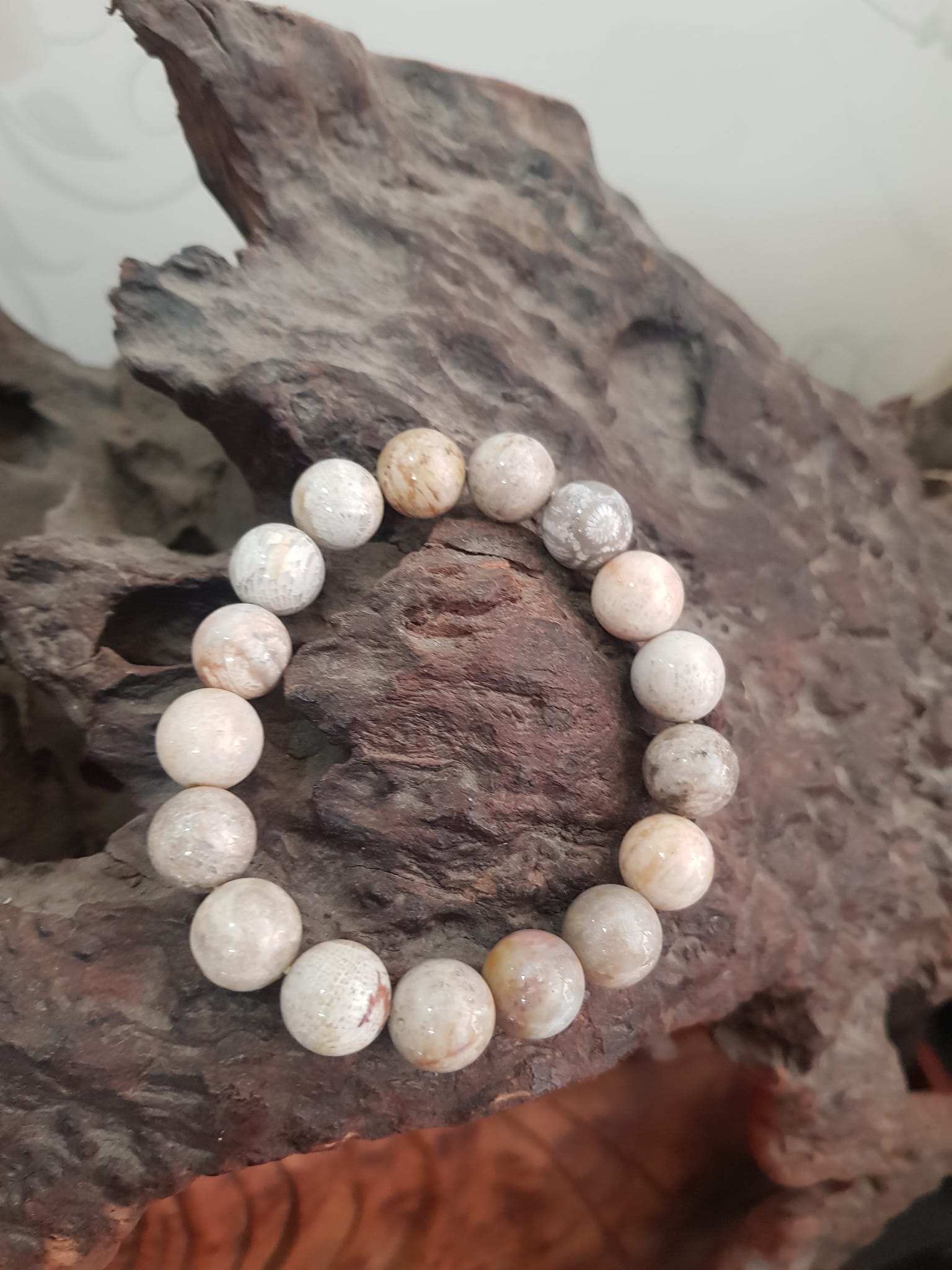 Vòng san hô hóa thạch hiếm 12mm 17 hạt đẹp size vòng 12ly 17 hạt cung sanh Anh Chị đeo đẹp Màu đẹp như bông hoa vân trắng vàng nâu vân bóng đẹp lạ sang tay lắm luôn ạ