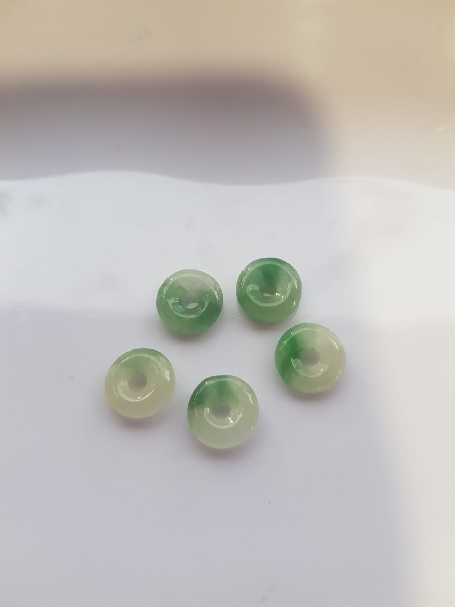 Bộ Trang sức Charm Vòng Tay gồm 5 đồng tiền may mắn tài lộc Chất liệu đá cẩm thạch xanh Ngọc trắng tự nhiên bóng đẹp Size hạt đk 9mm x đk cao 3mm x lỗ giữa đồng tiền 2mm nữ phối vòng tay và làm mặt dây chuyền đeo đẹp ạ