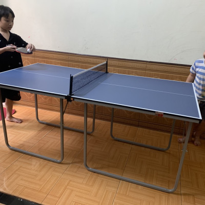 Bàn bóng bàn Mini gấp gọn tặng kèm 2 vợt và bóng, mặt bàn dày 12mm, dài 182 cm rộng 91cm phù hợp không gian nhỏ hẹp, gấp gọn dễ dàng