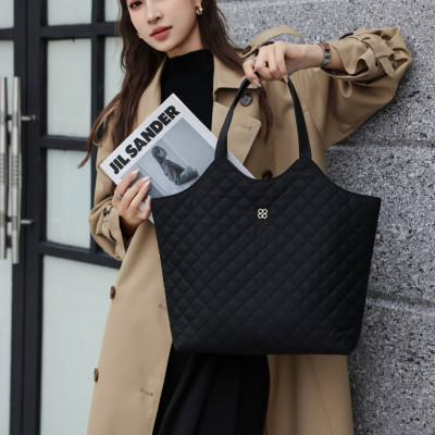 Túi  thời trang công sở , có thể kẹp nách hoặc đeo vai ,có nút đính kim loại đựng được nhiều đồ cá nhân ,mỹ phẩm vô cùng tiện lợi  