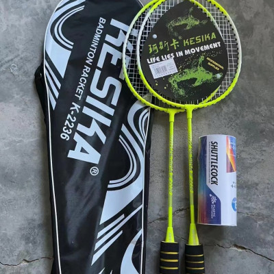 Bộ 2 vợt   đánh cầu lông hợp kim  kèm túi , tặng 3 quả cầu ,khung và cán được làm bằng chất liệu cao cấp siêu bền , tay cầm bằng gỗ lót nệm , giúp cầm nắm chắc chắn ,vận động tốt cho sức khỏe