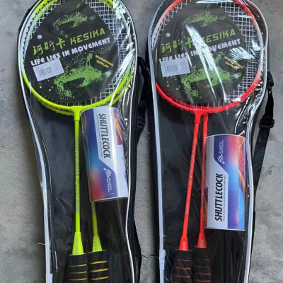 Bộ 2  cây vợt cầu lông hợp kim nhôm , kèm túi đựng , tặng 3 quả cầu ,tay cầm được làm bằng gỗ  chắc tay  ,lót ngoài đệm mút giúp cầm nắm vợt được chắc chắn , dễ dàng