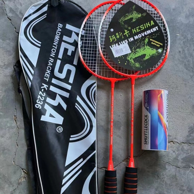 Bộ 2  cây vợt cầu lông hợp kim nhôm , kèm túi đựng , tặng 3 quả cầu ,tay cầm được làm bằng gỗ  chắc tay  ,lót ngoài đệm mút giúp cầm nắm vợt được chắc chắn , dễ dàng