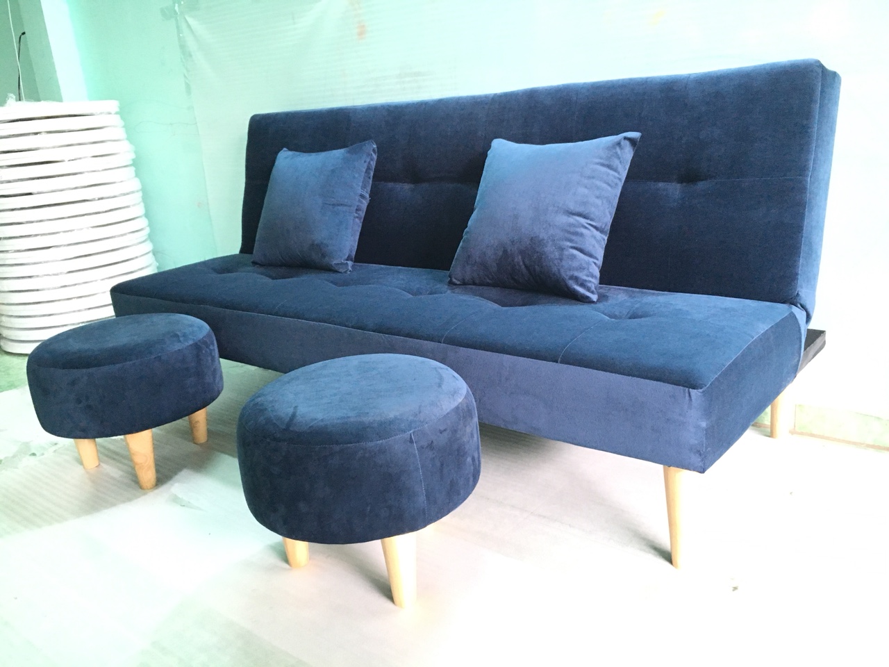 Ghế sofa giường, sofa bed phòng khách xanh dương đậm nhung và 2 đôn tròn G2D
