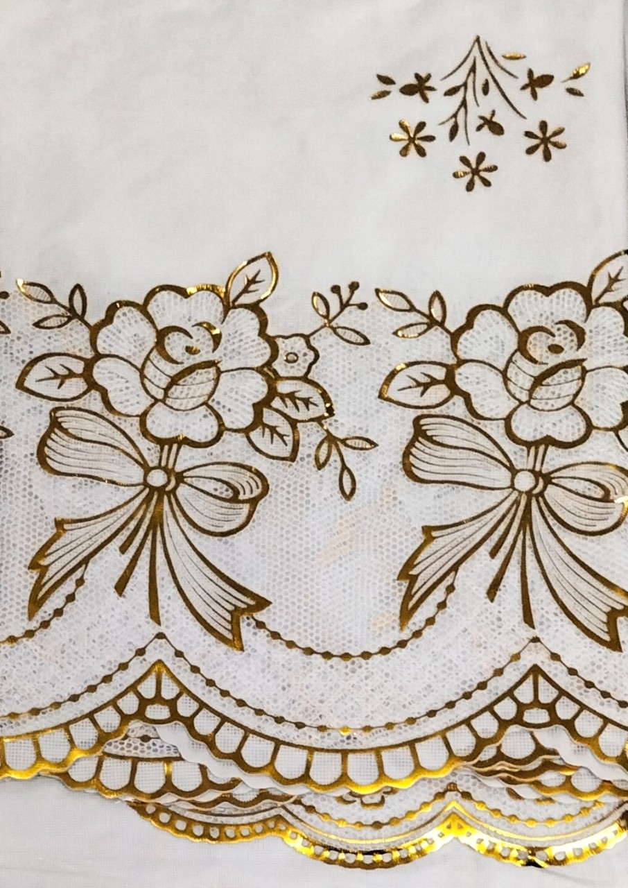 Khăn Trải Bàn PAULEE WLG 751 (150 x 228 cm) hoa văn phủ nhũ vàng, không thấm nước