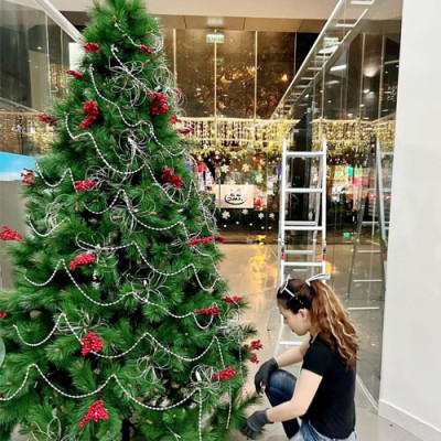 Cây thông noel cước đầu vàng gắn trái đỏ 2m1 - Mẫu cây như thật