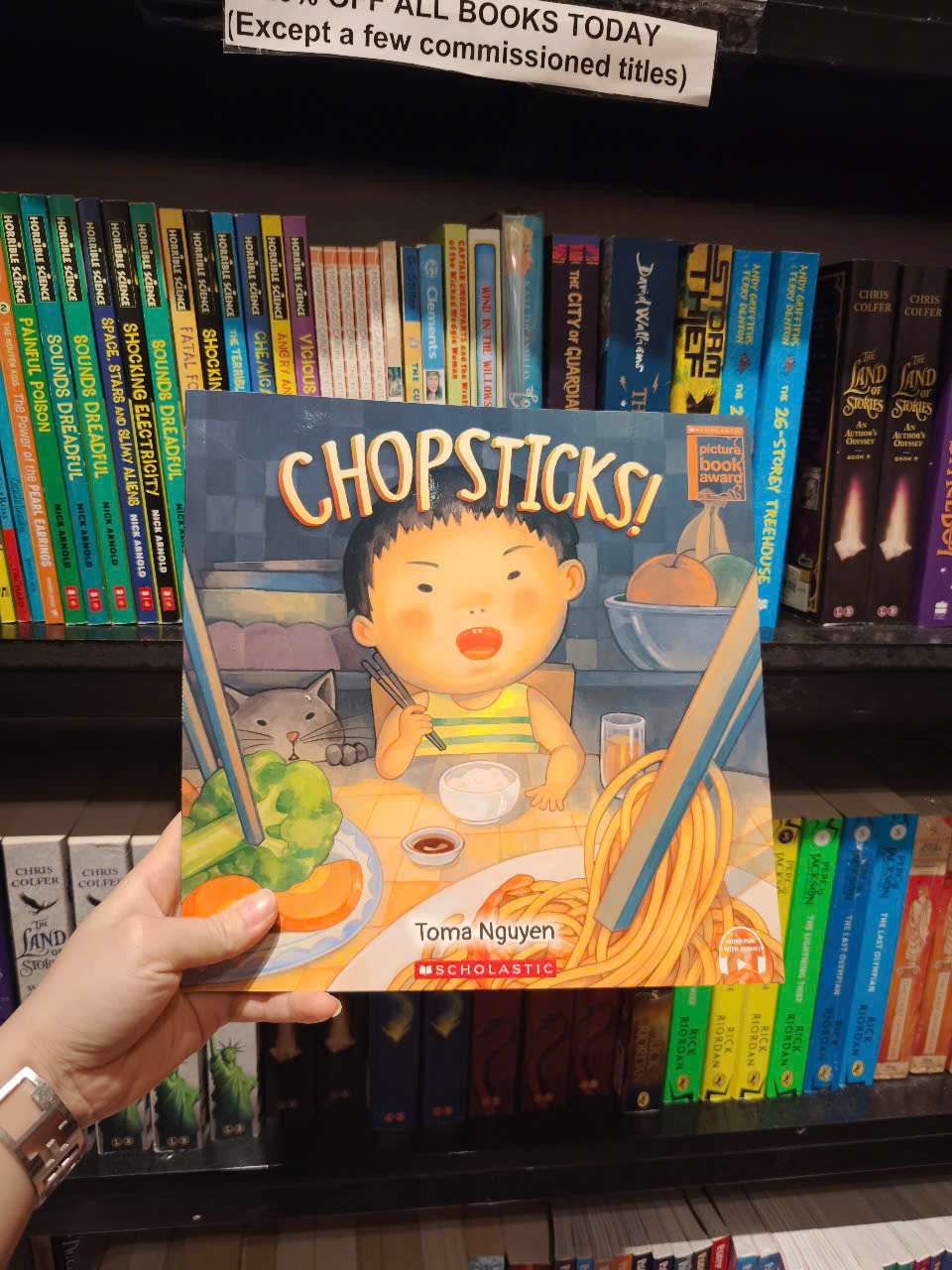 Sách - Chopsticks! by Toma Nguyen - Sách truyện tranh thiếu nhi bằng tiếng anh/ Pictures Book In English