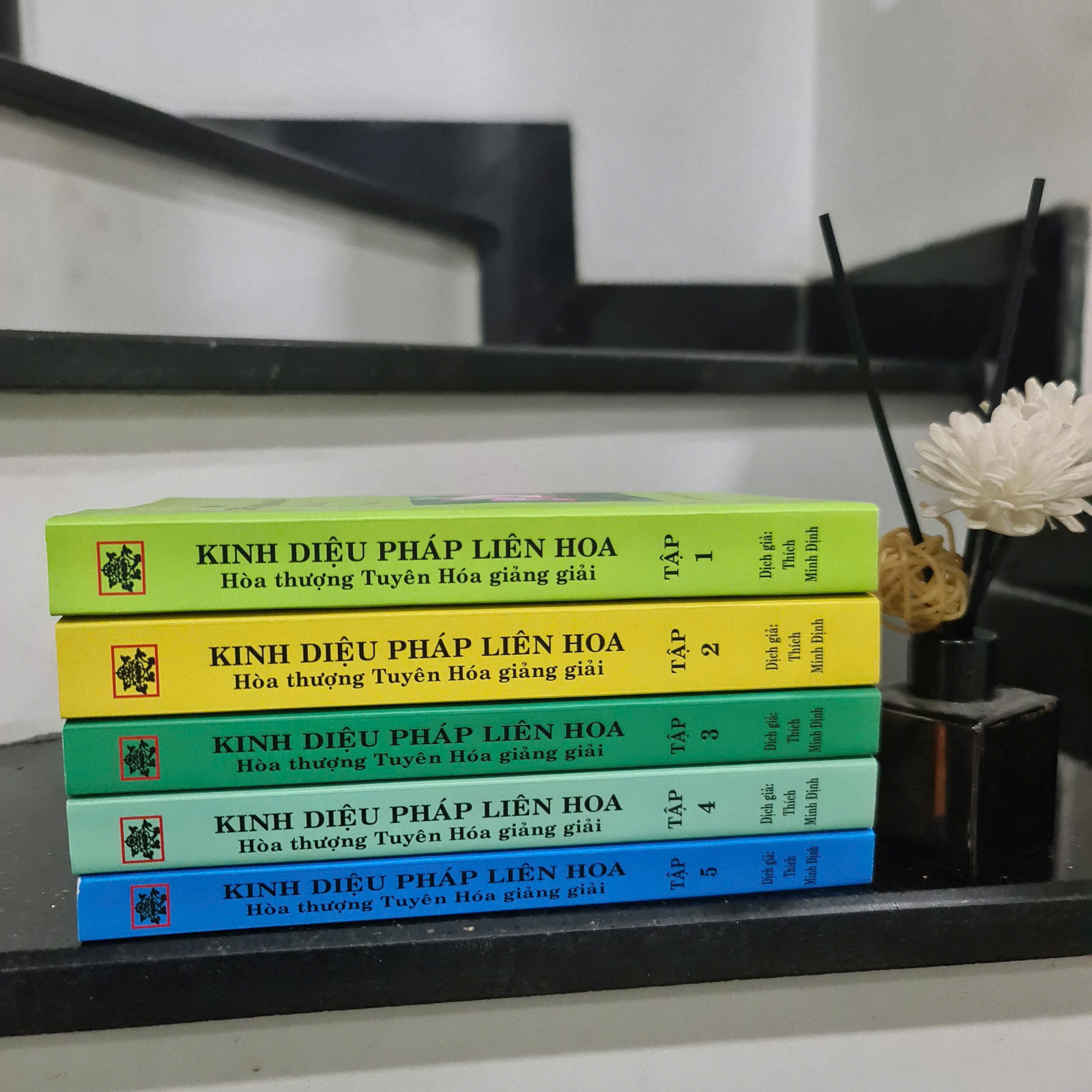 Sách - Kinh Diệu Pháp Liên Hoa Giảng Giải ( Trọn Bộ 5 Tập )