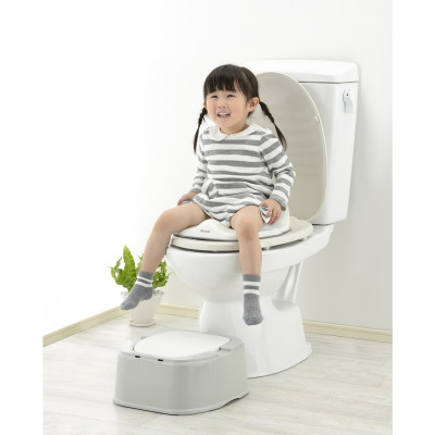 Bô vệ sinh kèm bệ lót thu nhỏ bồn cầu Richell Nhật Bản chất liệu kháng khuẩn có tay vịn cho bé | Baby