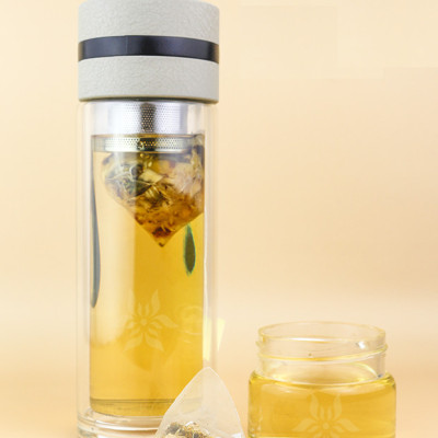 Bình thủy tinh giữ nhiệt 3 lớp Nhà của Mẹ có ngăn lọc trà và quai xách quai cấp, dung tích 500ml, kích thước 24 x 6,5 cm,  - màu sắc giao ngẫu nhiên