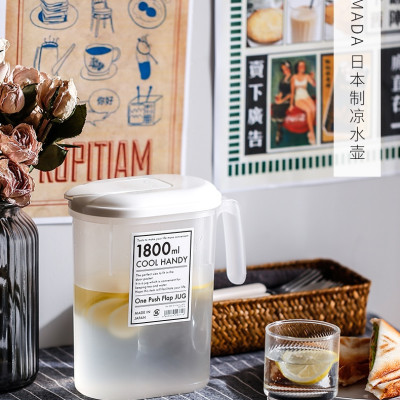 Bình nước có nắp bật Yamada 1,8 lít - Made in Japan