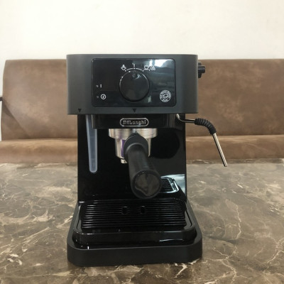 Máy pha cà phê Espresso nhãn hiệu Delonghi EC235.BK công suất 1100 (W) với dung tích 1 lít  Áp suất 15 bar - HÀNG NHẬP KHẨU