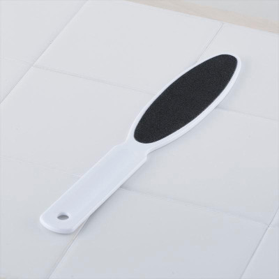 Cây Chà Gót Chân Có Tay Cầm Cán Nhựa Kai 000HB-0304 (Màu Trắng)
