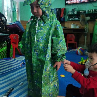 Áo mưa bít trẻ em từ 7 - 10 tuổi , họa tiết hoạt hình dễ thương , vải dù chống thấm kèm túi đựng , giao màu ngẫu nhiên