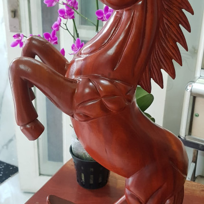 Tượng Ngựa Gỗ mỹ nghệ gỗ Gõ màu đỏ size cao 60cm x ngang 30cm x Sâu 12,5cm Ý nghĩa trưng ngựa biểu tượng sự thành công trưng phòng khách , bàn làm việc to quà biếu tặng tân gia, quà tặng Sếp, quà tặng người thân ý nghĩa ạ