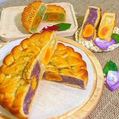 BÁNH TRUNG THU MẶT TRĂNG 002: HẠT SEN MACCA - KHOAI MÔN HẠNH NHÂN 8 TRỨNG 800G ( 2 LOẠI NHÂN TRONG CÙNG 1 BÁNH) - VIỆT NAM