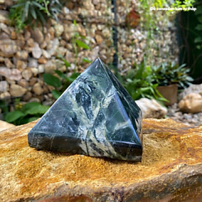 Kim tự tháp đá canxedon NHASAN T723 năng lượng cao giúp cân bằng cảm xúc và tăng cường sự bình an - nặng 1.1kg, kích thước 8 x 10cm