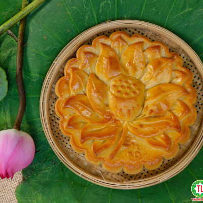 BÁNH TRUNG THU MẶT TRĂNG 002: HẠT SEN MACCA - KHOAI MÔN HẠNH NHÂN 8 TRỨNG 800G ( 2 LOẠI NHÂN TRONG CÙNG 1 BÁNH) - VIỆT NAM