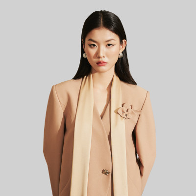 Áo blazer nữ vạt buông tròn đính kèm hoa cài thủ công OLIVE thiết kế cao cấp WHITE CHIC