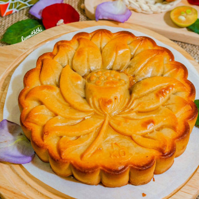 BÁNH TRUNG THU MẶT TRĂNG 002: HẠT SEN MACCA - KHOAI MÔN HẠNH NHÂN 8 TRỨNG 800G ( 2 LOẠI NHÂN TRONG CÙNG 1 BÁNH) - VIỆT NAM