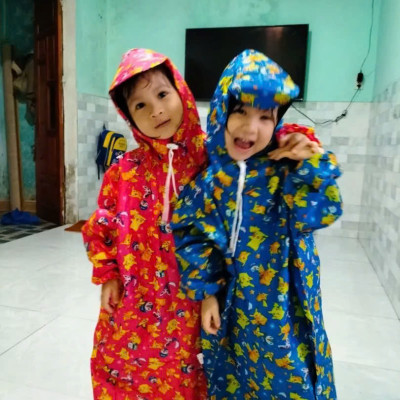 Áo mưa bít trẻ em từ 1 - 4 tuổi , áo đi mưa , vải dù chống thấm , họa tiết hoạt hình dễ thương , kèm túi đựng xinh xắn , giao màu ngẫu nhiên