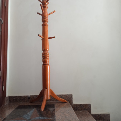 Cây treo đồ bằng gỗ thân to màu nâu nhạt
