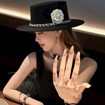 Nón mũ nỉ fedora: Thiết kế vành bằng phối hạt đai xích gắn hoa, tạo nên vẻ ngoài trắng nhã. Chất liệu nỉ mềm mại, mang lại cảm giác thoải mái khi sử dụng. Kiểu dáng nón fedora hợp thời trang, phù hợp với nhiều phong cách thời trang Dona25090905