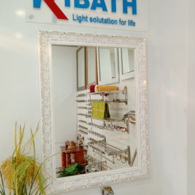 Gương soi Kibath khung màu trắng bảng 6 phân họa tiết vàng KT 60x80 cm, KB-129