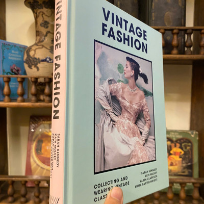 Sách - Vintage Fashion: Collecting & wearing designer classics by Sarah Kennedy | Bìa cứng