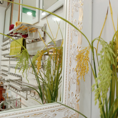 Gương soi Kibath khung màu trắng bảng 6 phân họa tiết vàng KT 60x80 cm, KB-129