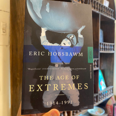 Sách - The Age of Extremes: Short Twentieth Century 1914-1991 by Eric Hobsbawm | History Nonfiction