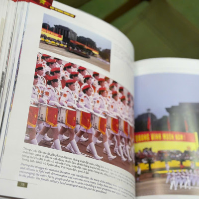 (Sách ảnh song ngữ) A80: TỔ QUỐC TRONG TIM – NXB Thông Tấn