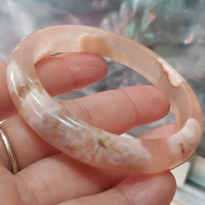 Vòng tay Nữ Bản Hẹ Mới Đá Mã Não Bông Tuyết Hồng nhẹ trắng trong bóng quá đẹp luôn ạ Vòng Ni 53mm  x Cao 11mm x dầy 7mm Nữ Cân nặng 52kg - 55kg đeo xinh tay đẹp lắm ạ