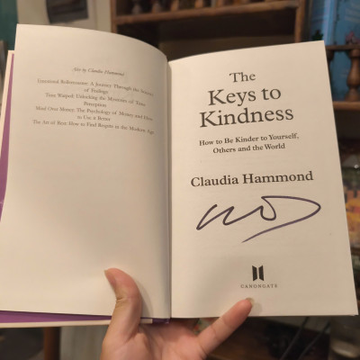 Sách - The Keys to Kindness by Claudia Hammond | Nonfiction English Self-help Book | Sách ngoại văn
