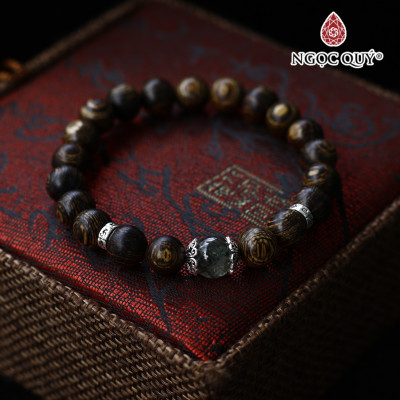 Vòng trầm sánh tròn 8mm phối đá thạch anh tóc xanh - Ngọc Quý Gemstones